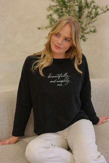 "Uniquely me" Perfect Pullover Cursive Front