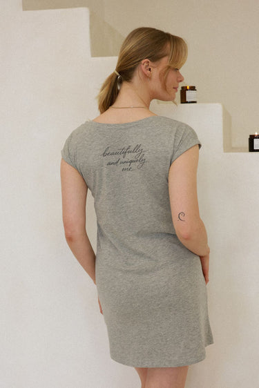 "Uniquely me" Bed Tee Back Cursive
