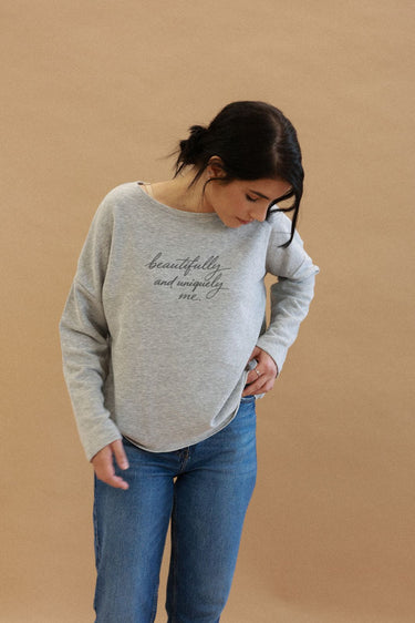 "Uniquely me" Perfect Pullover Cursive Front