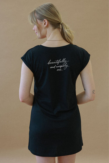 "Uniquely me" Bed Tee Back Cursive